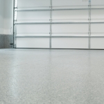 Posadzka poliuretanowa malowana z płatkami w technologii TECHNIArt FLOOR SYSTEM 500 PU (gr. ok 0,5-0,8 mm)